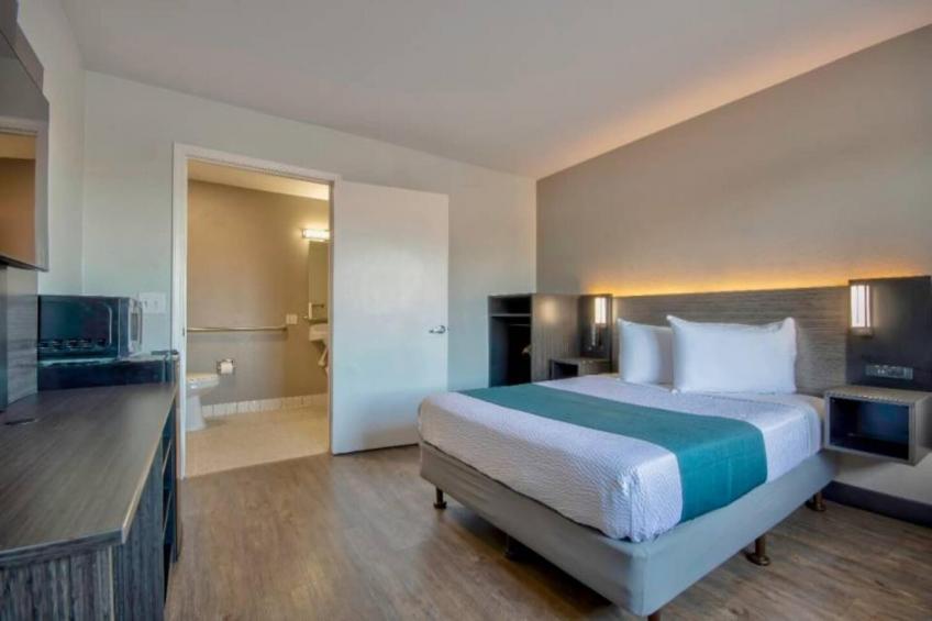 1 Queen Bed  Micfridge - foto 13