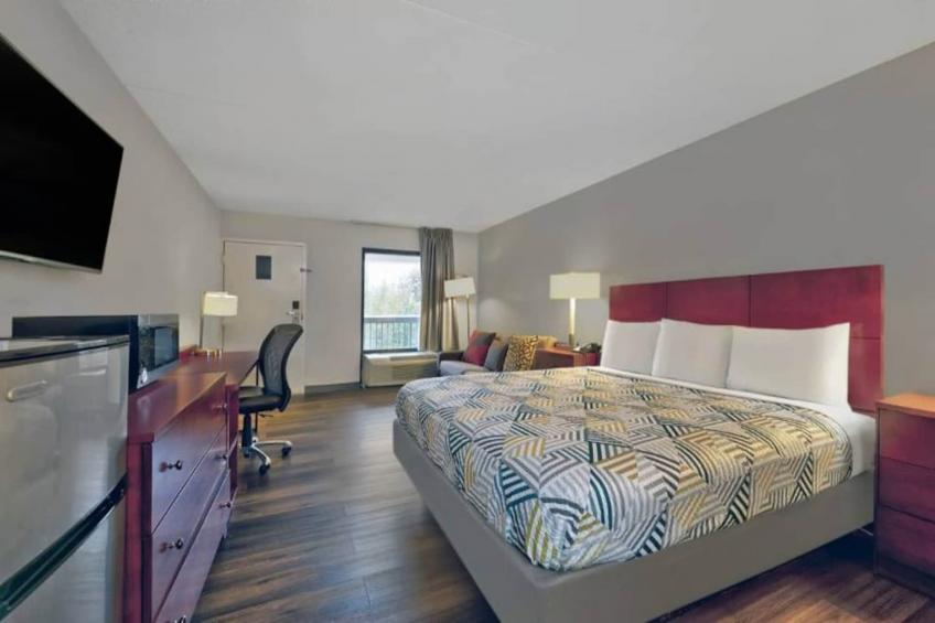 1 King Bed  Non-Smoking Micfridge Sofa-Bed - foto 6