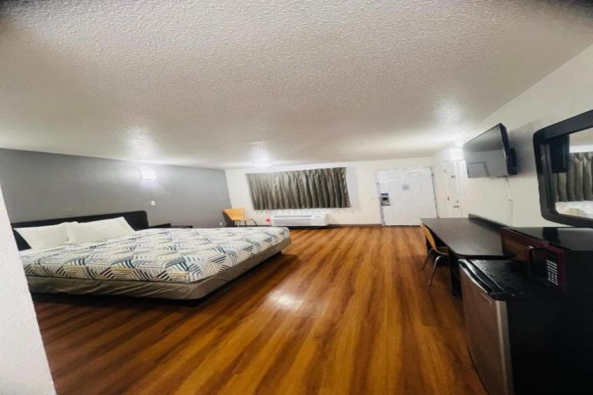 1 King Bed  Non-Smoking Micfridge - foto 23