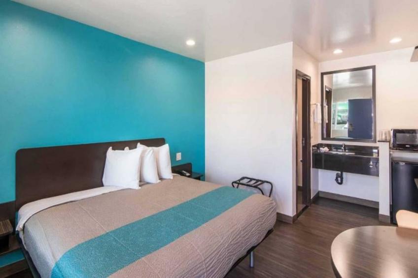 1 Queen Bed  Smoking Micfridge - foto 20