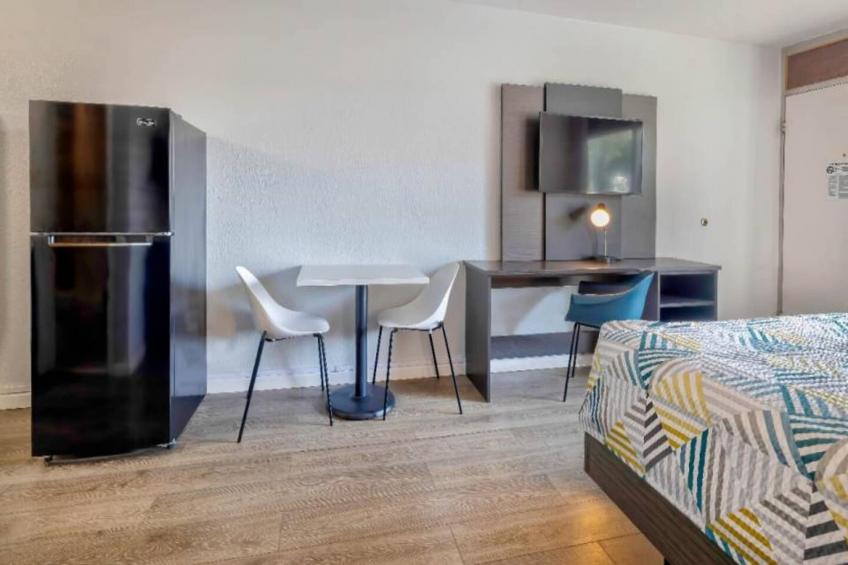 1 Queen Bed  Non-Smoking Kitchen - foto 4