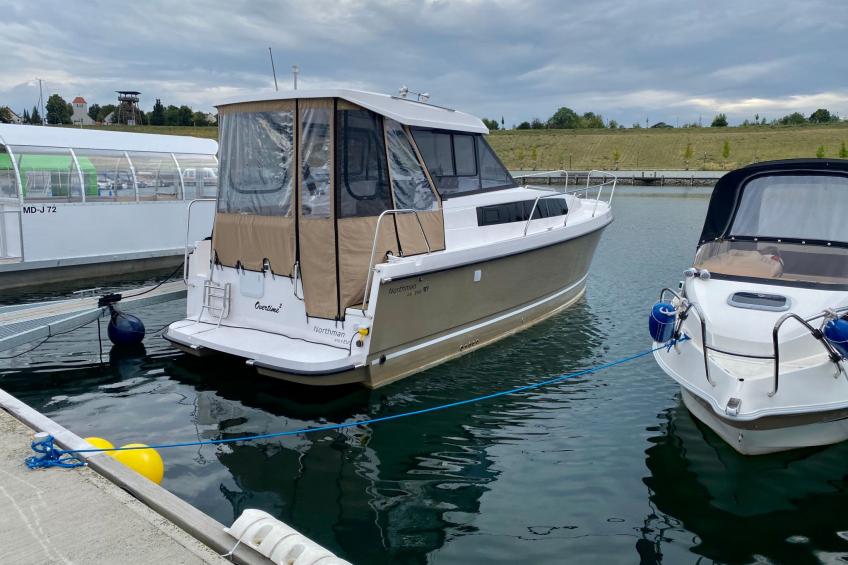 Yacht Overtime im Hafen der Marina Braunsbedra
