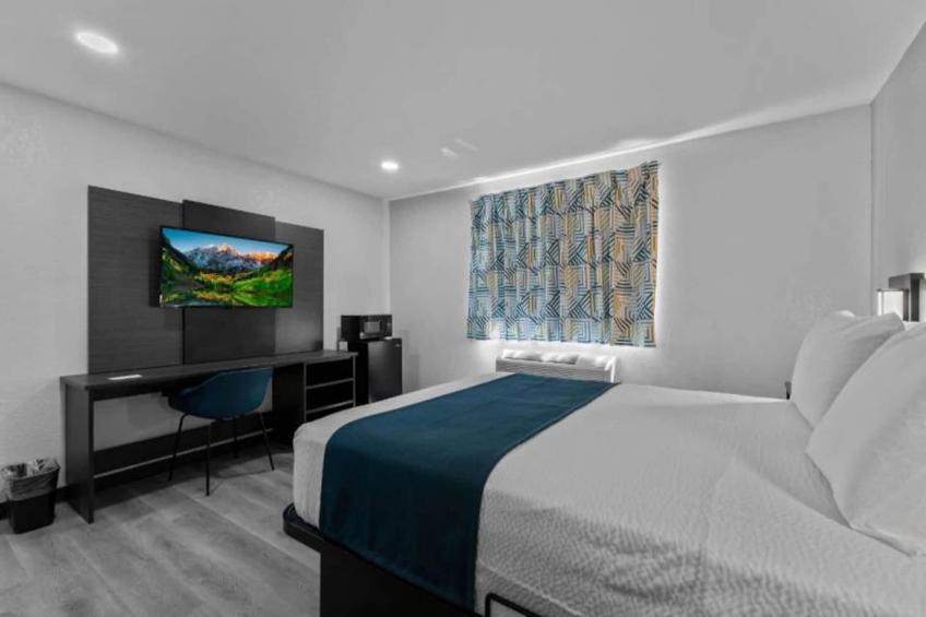 1 Queen Bed  Suite Non-Smoking Sofa-Bed - foto 16