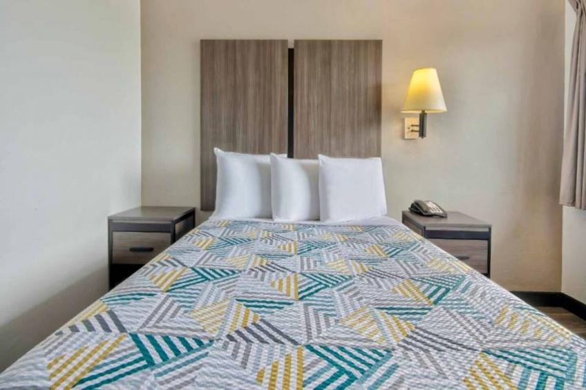 1 Queen Bed  Non-Smoking Micfridge - foto 9