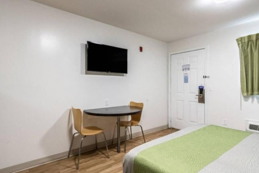 1 KING BED  MOBILITY ACCESSIBLE KITCHEN NON-SMOKING - foto 13