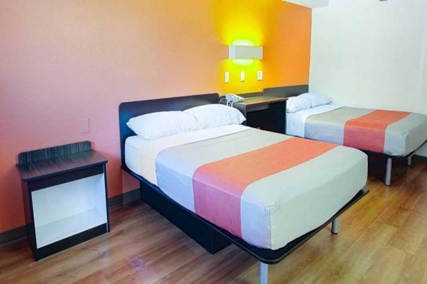2 Queen Beds  ADA/Tub/Micfridge - foto 12