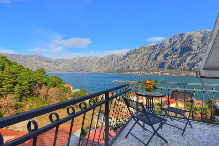 Charming Kotor Bay Retreat Just Steps from the Beach - Two Bedroom Apartment With Sea View - foto 14