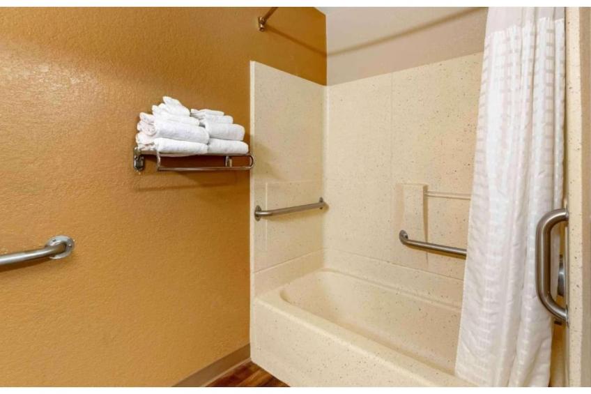 1 King Bed | Non-Smoking, Kitchen, Shower - foto 33