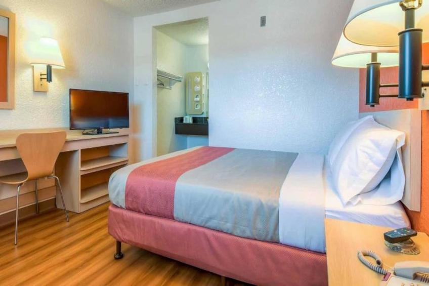 1 Queen Bed  Deluxe Mini Fridge - foto 16