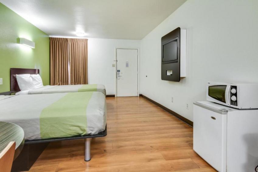 2 Queen Beds  Smoking Micfridge - foto 8