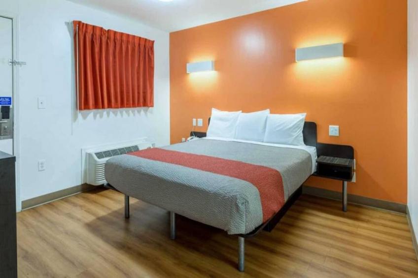 1 King Bed  Non-Smoking Micfridge - foto 10