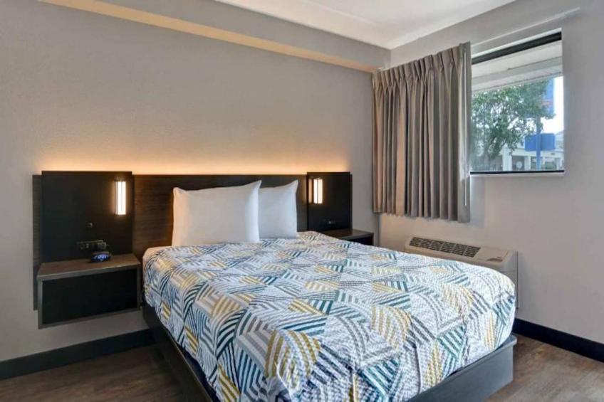1 Queen Bed  Mobil Access Tub Nsmk Kitchen - foto 17