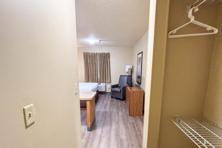 1 Queen Bed | Non-Smoking, Micfridge - foto 37