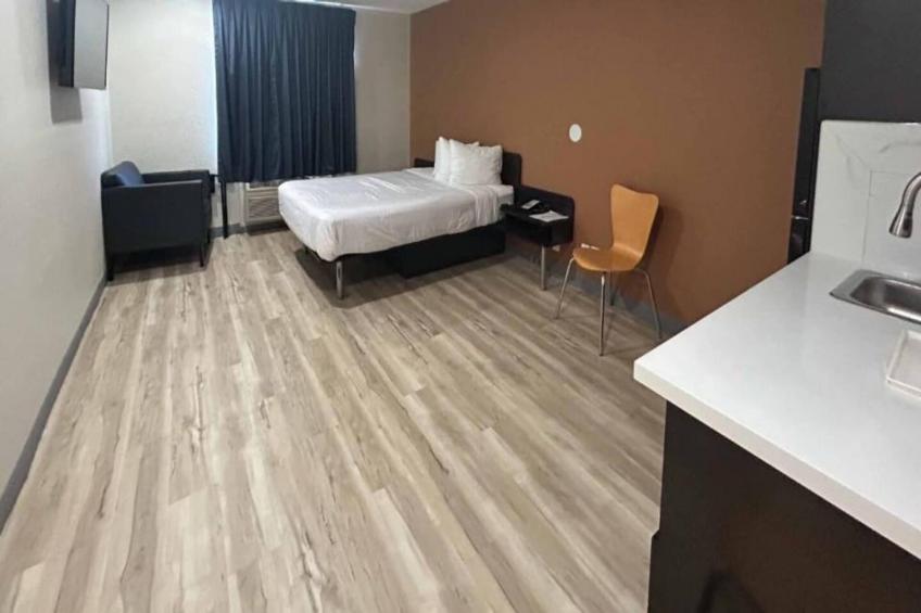 1 Queen Bed  Non-Smoking Kitchen - foto 11