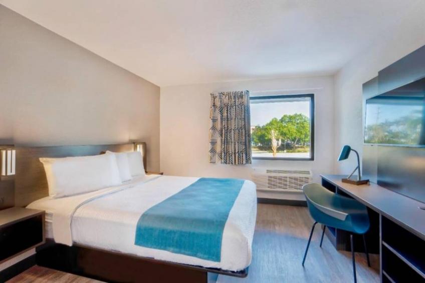 1 Queen Bed  Premium Micfridge - foto 5