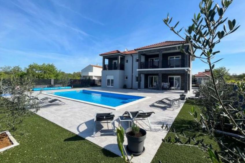 Villa Ela with heated pool