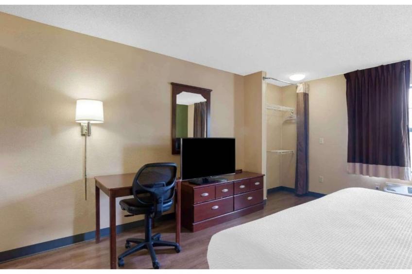 1 Queen Bed  ADA\/RI Shower\/Non-Smoking\/Kitchen - foto 9