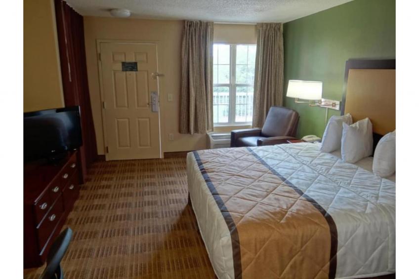 1 King Bed | Non-Smoking, Kitchen, Shower - foto 21