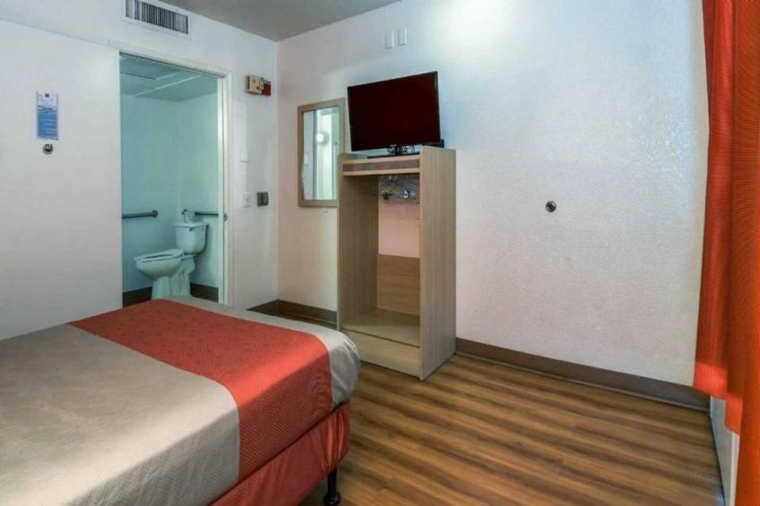 1 Queen Bed  Mini Fridge - foto 8