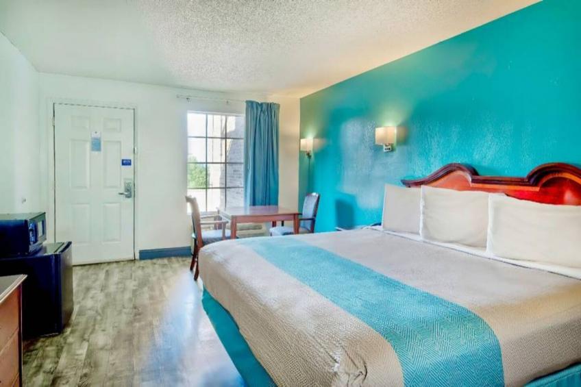 1 King Bed  Non-Smoking Micfridge - foto 14