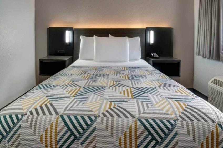 1 Full Bed  ADA/RI Shower/Mini Fridge - foto 11