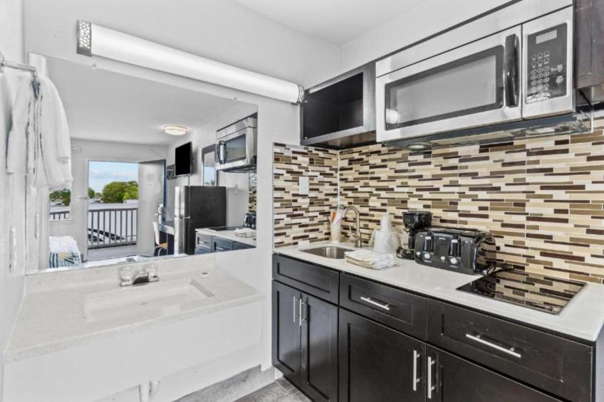 1 King Bed  Non-Smoking Kitchen - foto 2