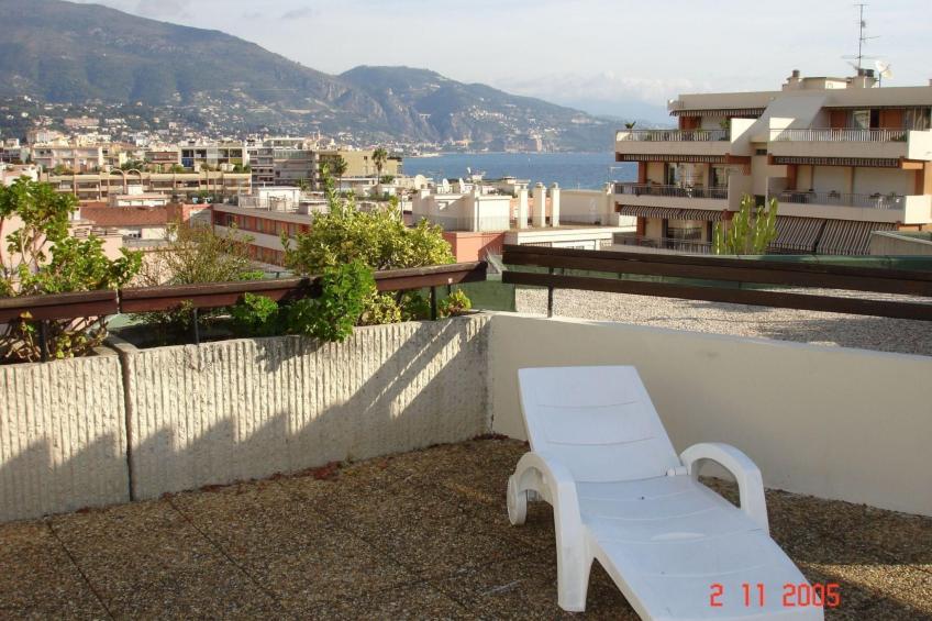 Ruhige Tourismusmöblierung mit Balkon und Pool