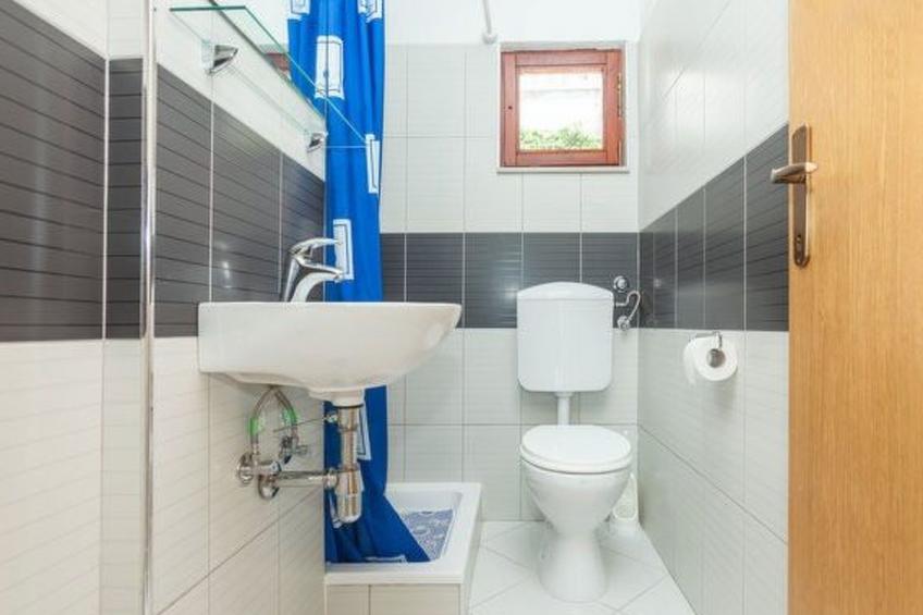 in Dvornica mit Gepflegtem Garten - foto 13