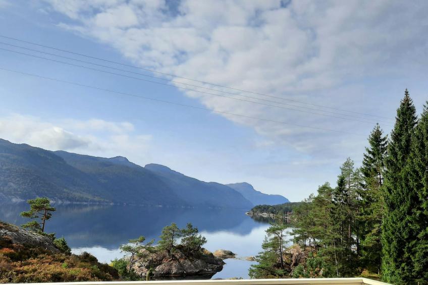 Häuschen mit Blick auf das Wasser