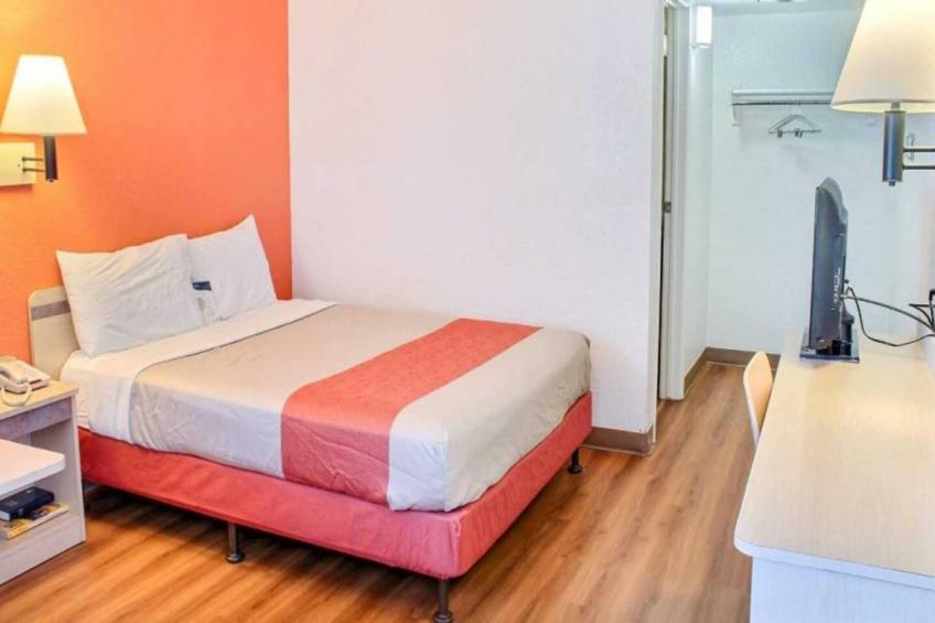 1 Full Bed  ADA/RI Shower/Micfridge - foto 15