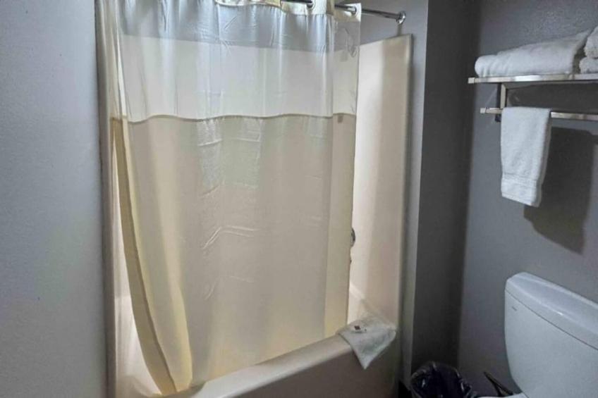 1 King Bed  Non-Smoking Micfridge - foto 5