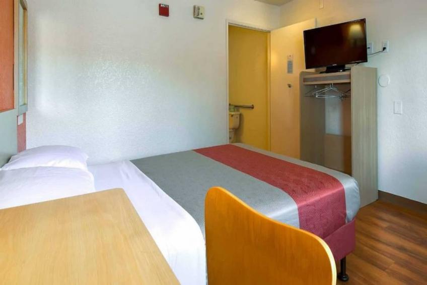 1 Queen Bed  Micfridge - foto 4