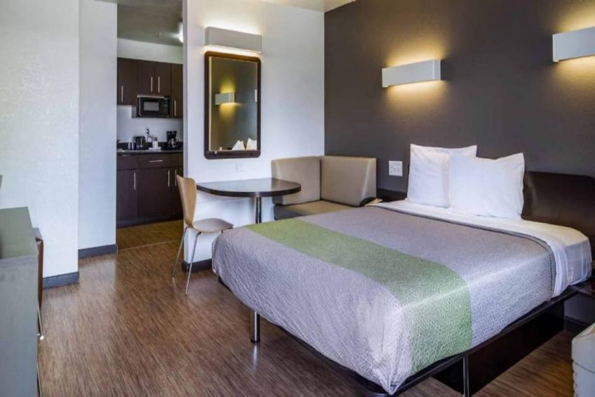 1 Queen Bed  Non-Smoking Kitchen - foto 12