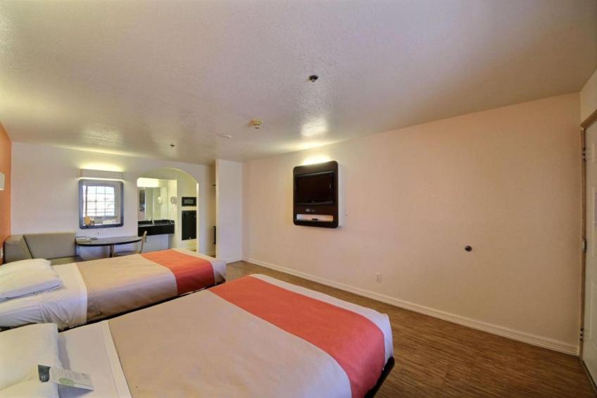 2 Queen Beds  Smoking Kitchen - foto 15