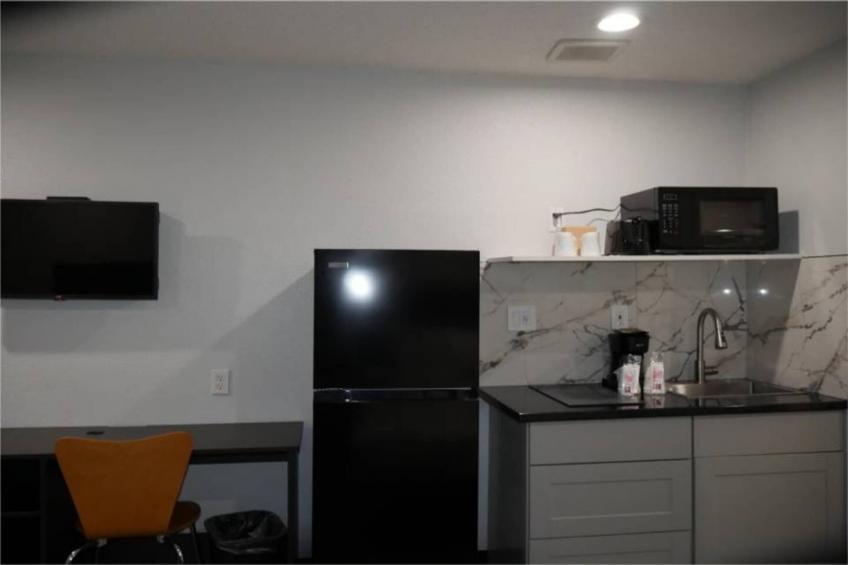 1 Queen Bed  Non-Smoking Kitchen - foto 22