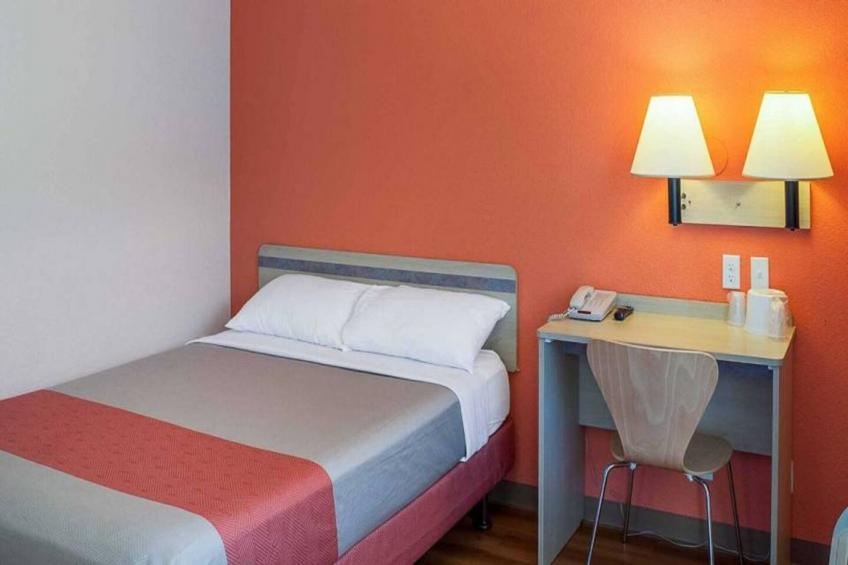 1 Queen Bed  ADA/Tub - foto 14