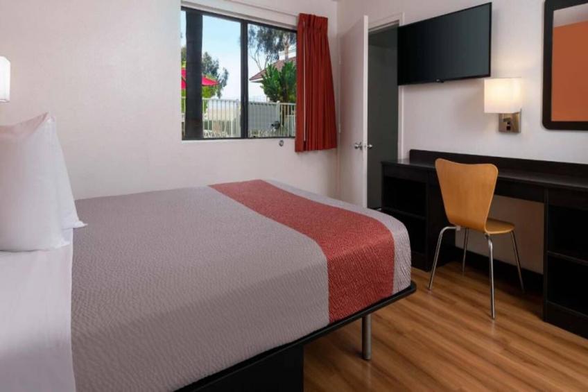 1 Queen Bed  Micfridge - foto 9