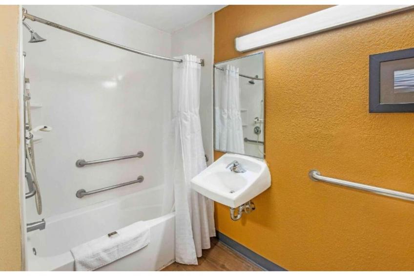 1 King Bed | Non-Smoking, Kitchen, Shower - foto 30