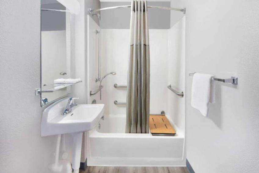 1 Queen Bed  ADA/Tub/Micfridge Non-smoking - foto 8