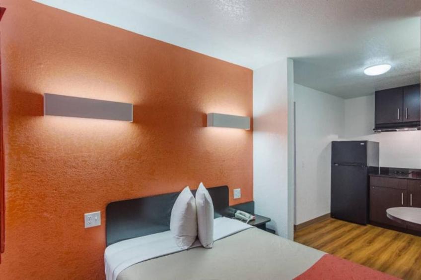 1 QUEEN BED  NON-SMOKING KITCHEN - foto 3