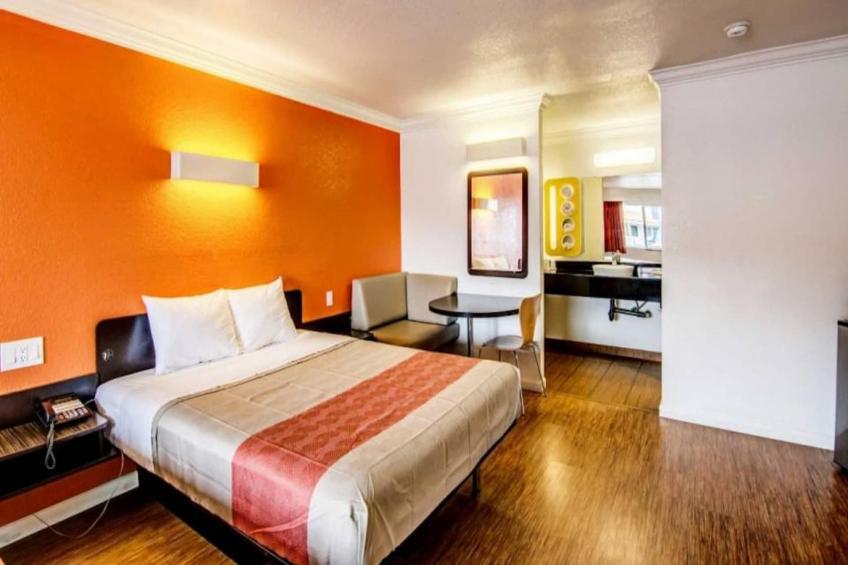 1 King Bed  Mobility Accessible Tub Nsmk - foto 6