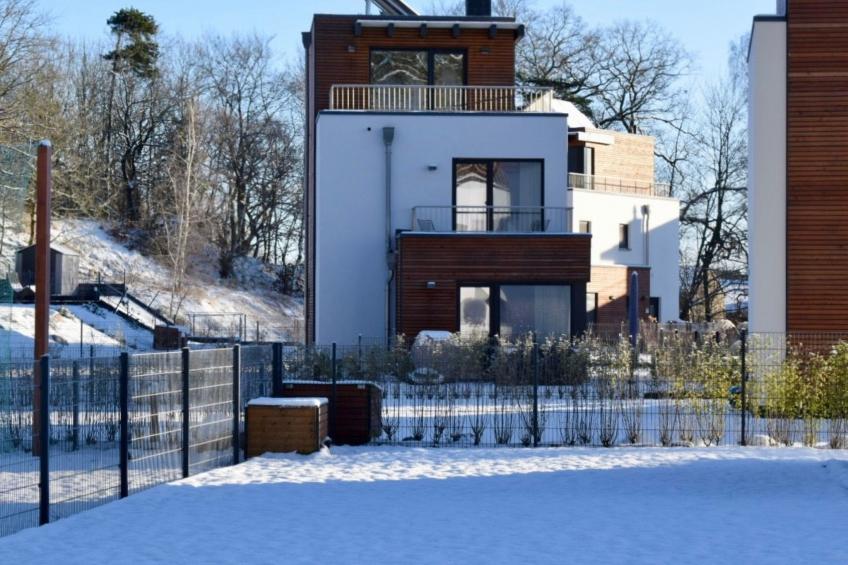Modernes Ferienhaus mit Sauna, Seeblick, Dachterrasse und Garten - foto 2
