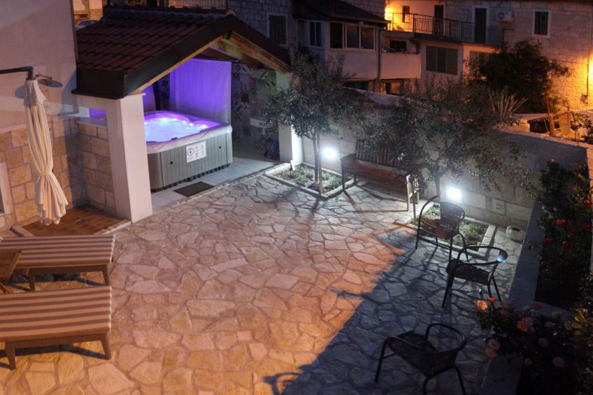 Haus in Mravince mit Whirlpool und Garten