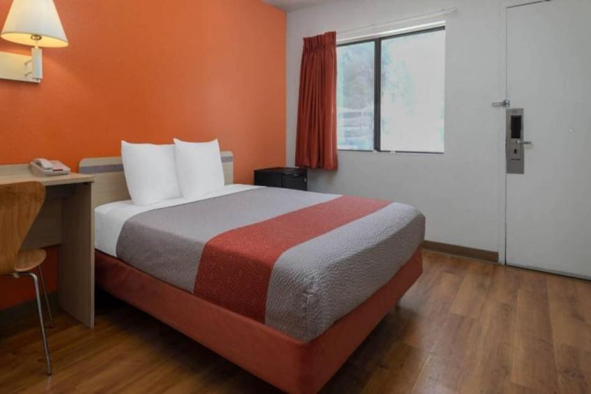 1 Queen Bed  ADA/RI Shower - foto 8
