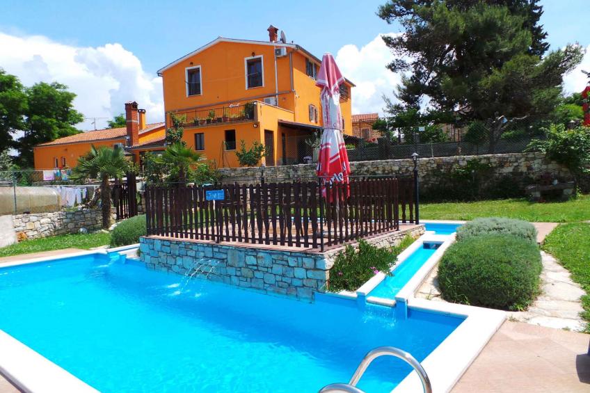 Holiday apartment with outdoor pool - BF-MK4R