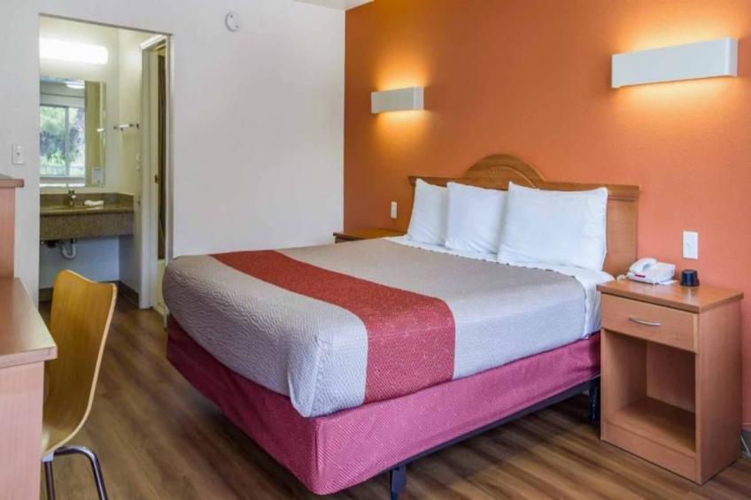 1 King Bed  Non-Smoking - foto 4