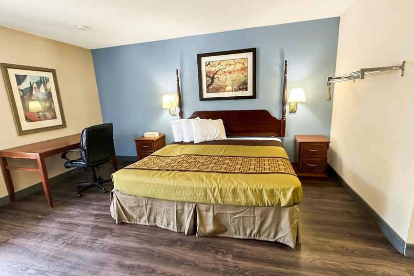 King Bed Smoking with Kitchenette
