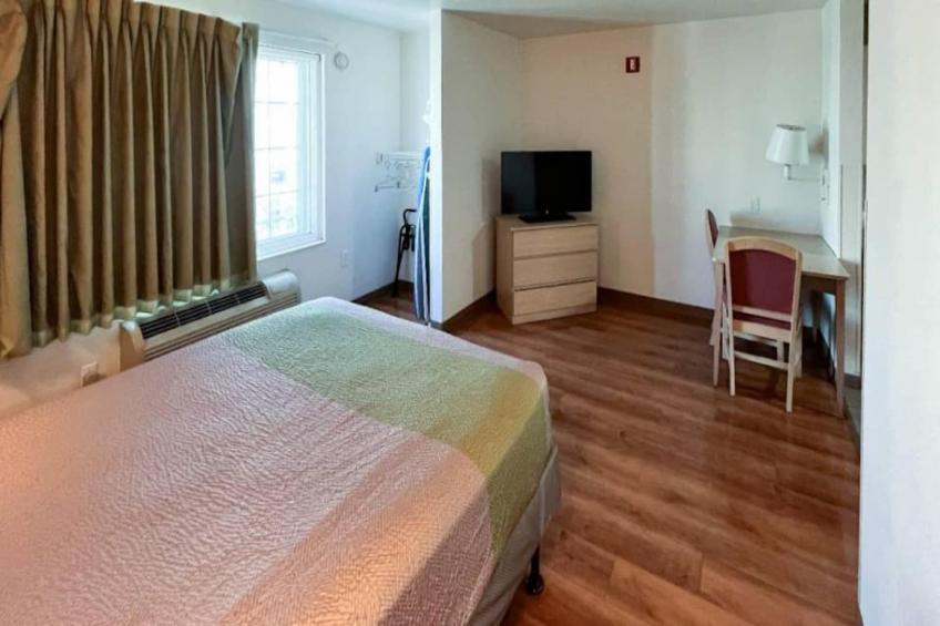 1 Queen Bed  Non-Smoking Kitchen - foto 12