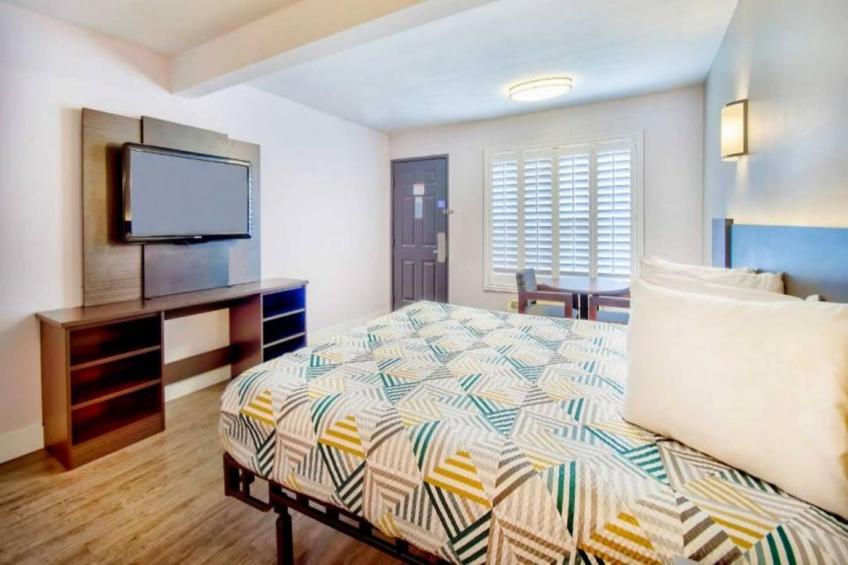 1 Queen Bed  Non-Smoking Mini Fridge - foto 12