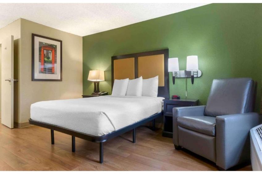 1 Queen Bed  ADA\/RI Shower\/Non-Smoking\/Kitchen - foto 19